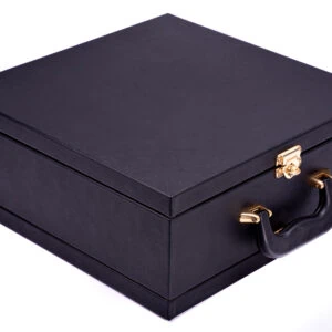 Elegante caixa de armazenamento preta com alça e detalhes de metal dourado.