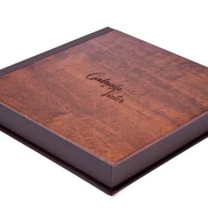 Caixa de presente personalizada com nome em madeira e cor marrom escuro, ideal para ocasiões especiais.