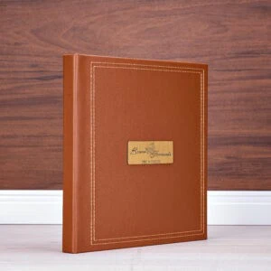 Álbum de casamento personalizado com capa de couro em tom marrom, ideal para recordar momentos especiais.