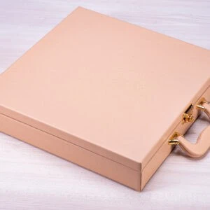 1. Maleta de maquiagem feminina rosa clara com alça dourada elegante.