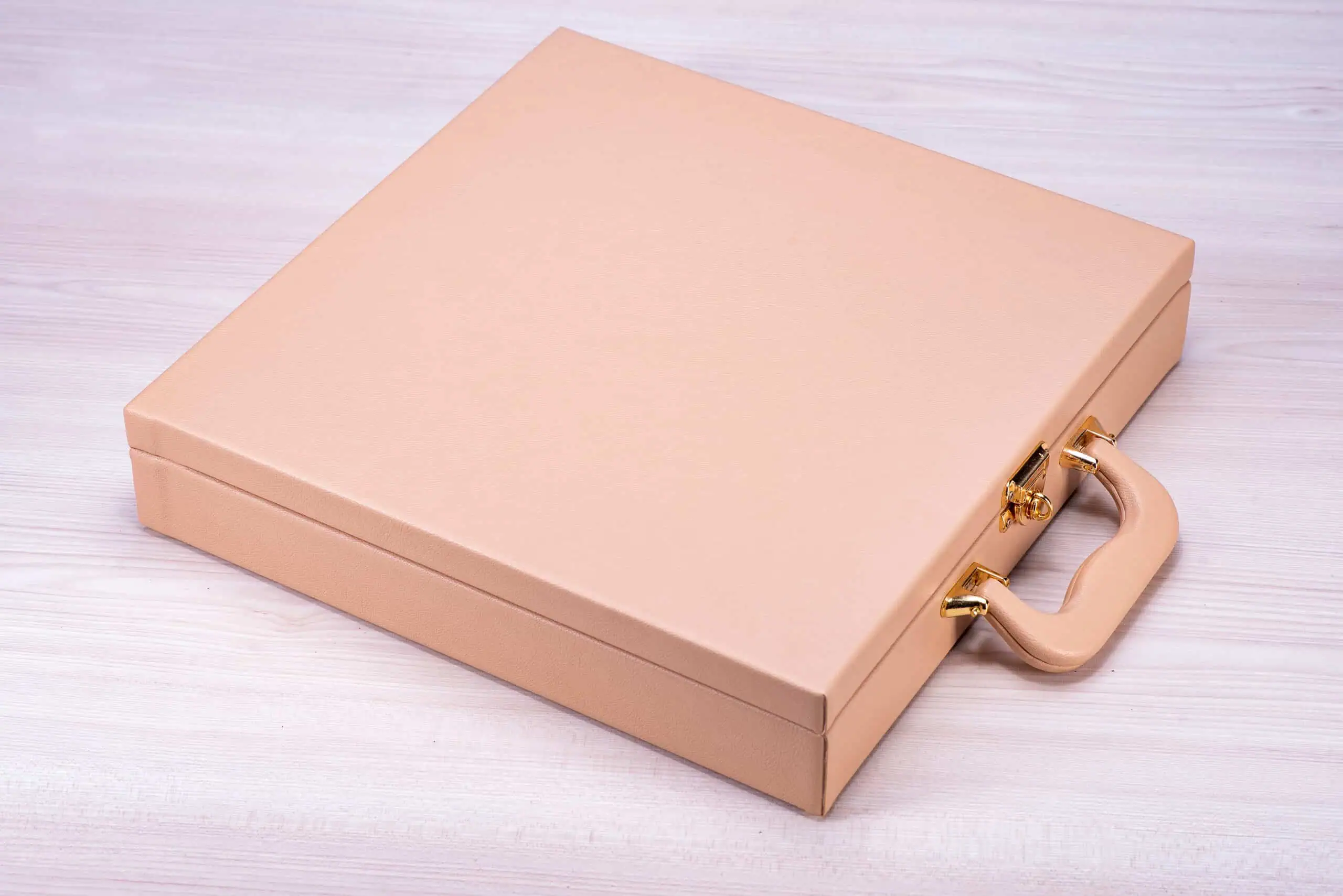 1. Maleta de maquiagem feminina rosa clara com alça dourada elegante.