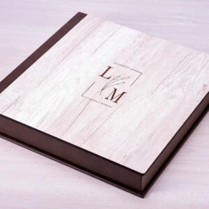 Árvore de Natal decorativa com fundo de velas acesas e presentes de Natal ao redor.