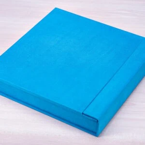 Organizador de papelaria azul em caixa de papelão para escritório ou estudo.