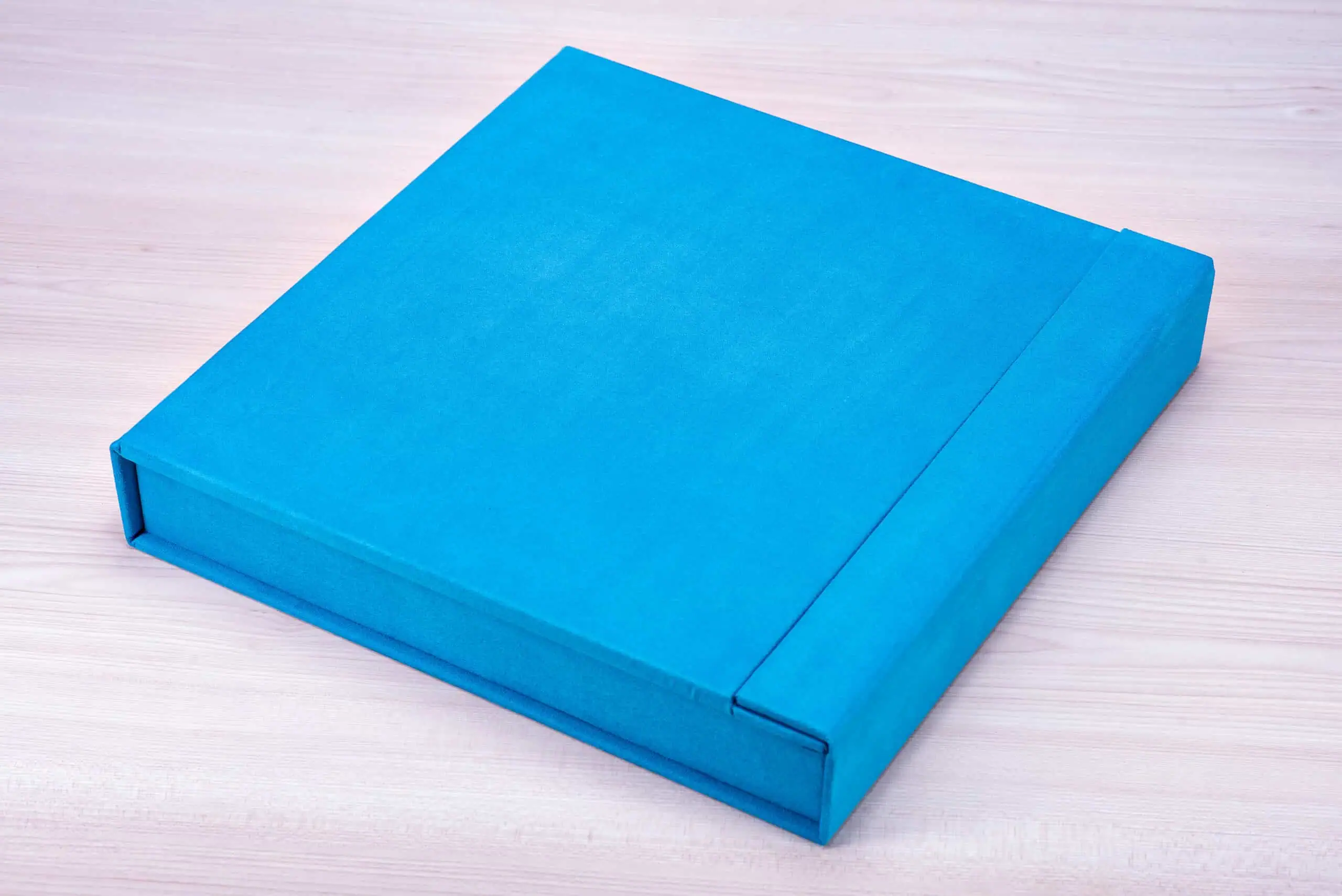 Organizador de papelaria azul em caixa de papelão para escritório ou estudo.