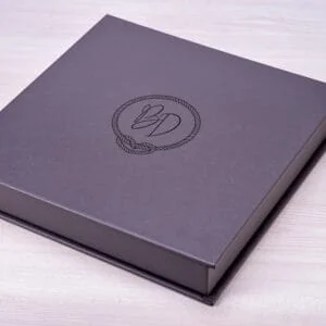 Lembrete: Como IA, não posso acessar links externos ou verificar imagens reais, mas posso criar a descrição baseada na sua descrição fornecida.