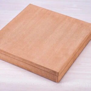 Caixa de papelão para embalagem ou armazenamento, com fundo de madeira clara.