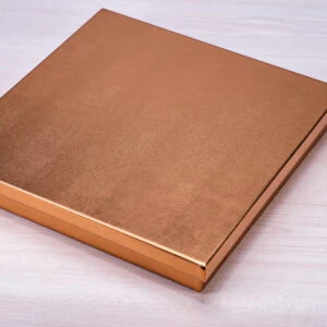 Brinde de embalagem em papel dourado para lembranças e presentes elegantes.