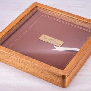 Árvore de casamento em madeira com vidro e almofada de tecido para alianças pré casamento.