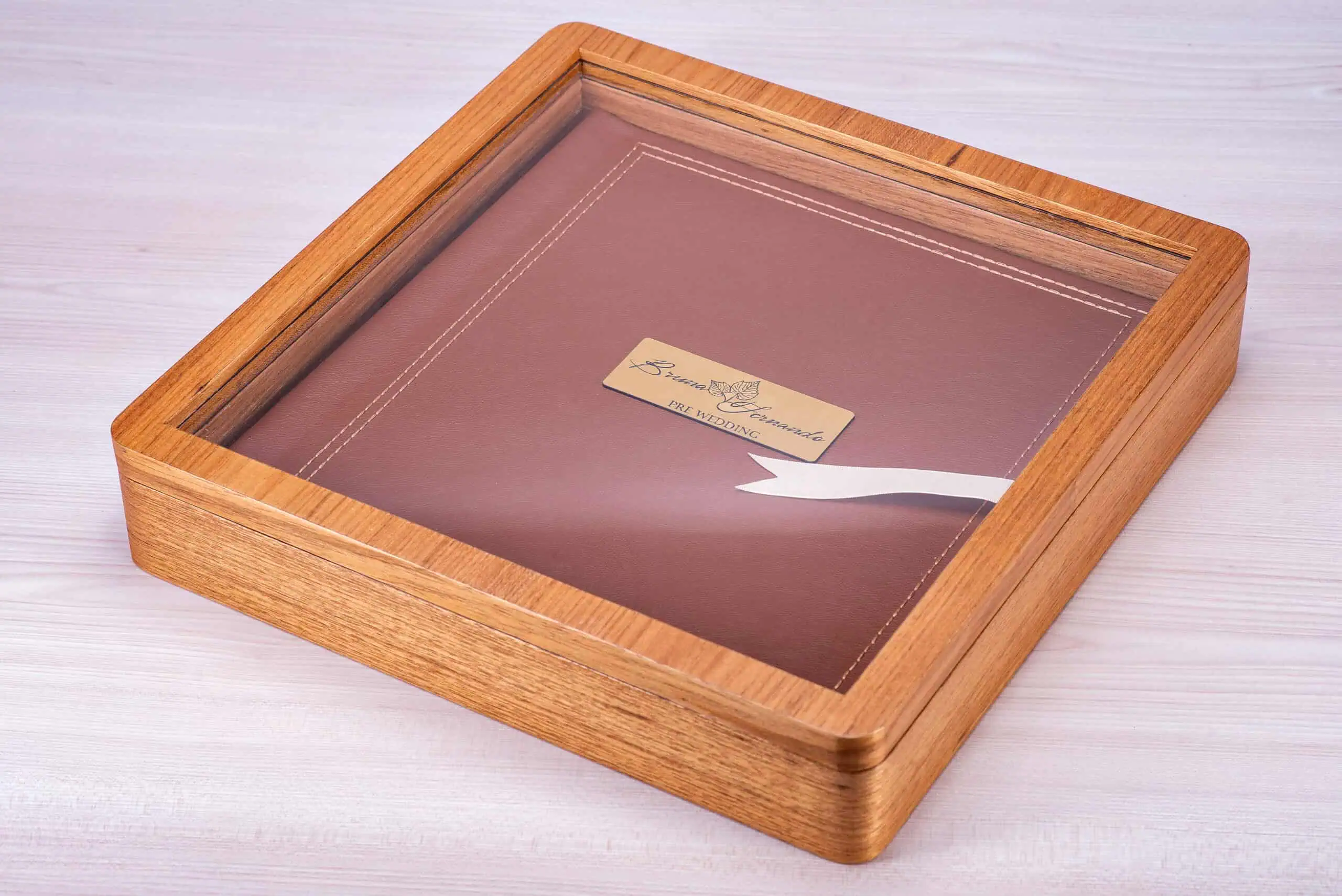 Árvore de casamento em madeira com vidro e almofada de tecido para alianças pré casamento.