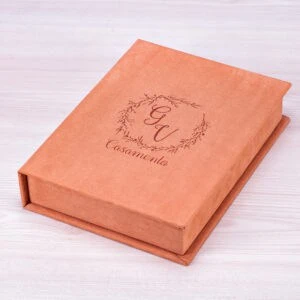 1. Caixa de lembrança de casamento personalizada, com design elegante e natural, ideal para presentes.