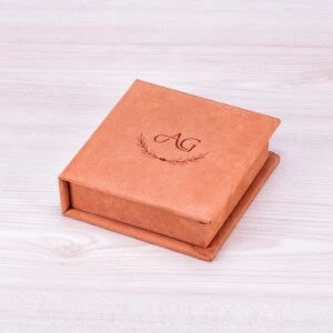 Chaveiro personalizado para presentes e eventos especiais com iniciais e detalhes elegantes.