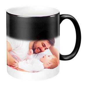 Sorriso de pai e filha em caneca personalizada com foto de momento especial.