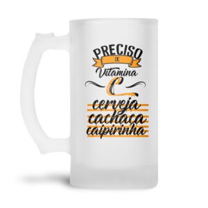 Copo de cerveja com mensagem divertida sobre vitaminas e bebidas alcoólicas.