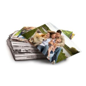 Família sorridente com cachorro ao ar livre, momentos de felicidade e recordações especiais.