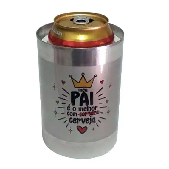 Paisagem com lata de cerveja personalizada para dia dos pais, presente divertido e criativo.