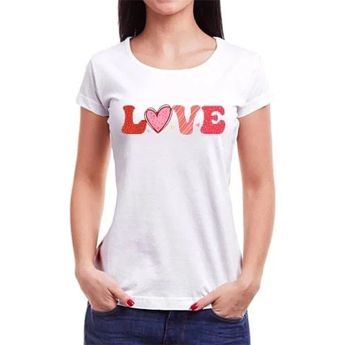 LOVE coração e letras vermelhas em camiseta branca feminina, moda casual feminina, estilo confortável.