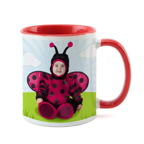Colorida caneca personalizada com criança fantasiada de joaninha, ideal para decorar e presentear.