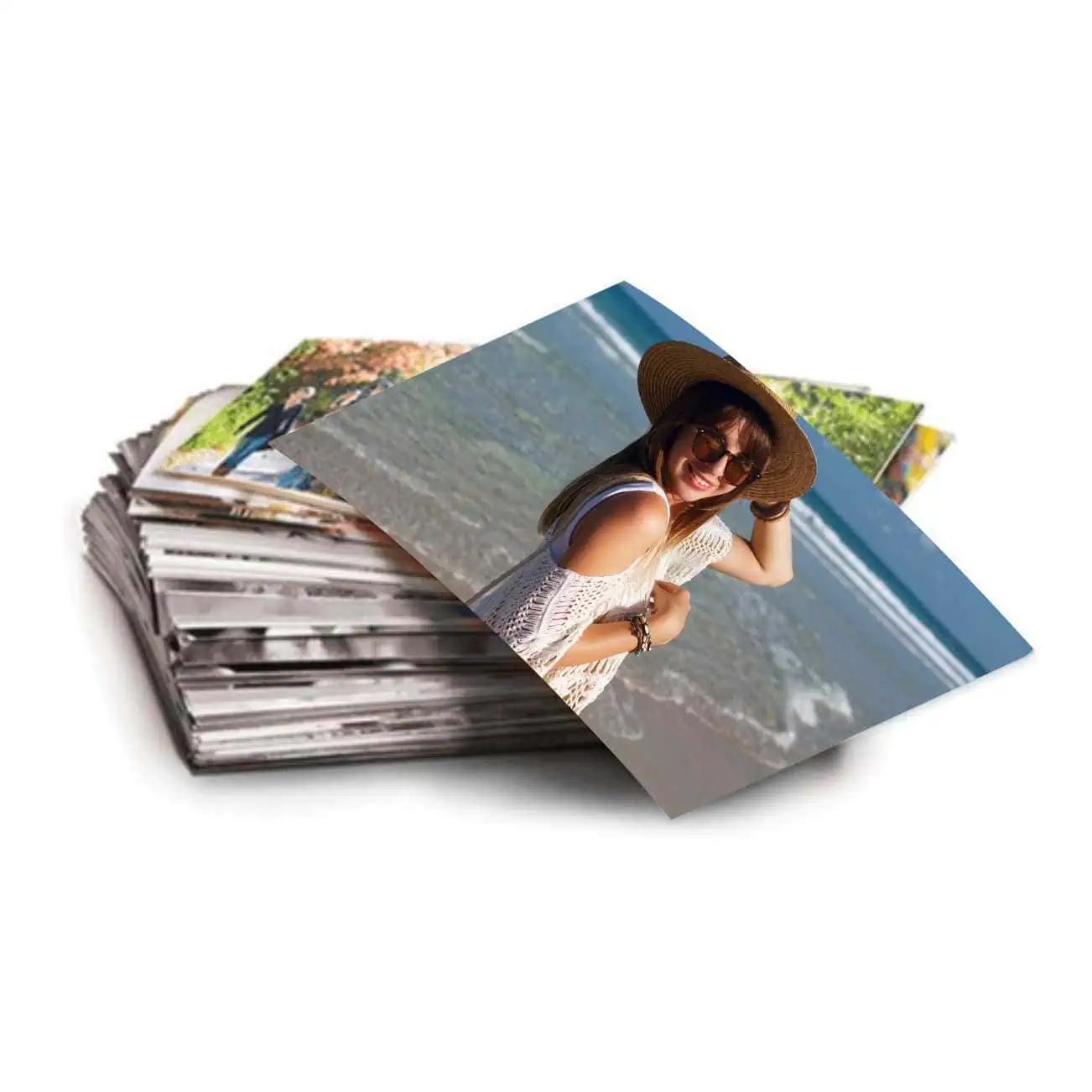 Memórias de viagem em fotos impressas, momentos felizes na praia, encanto e beleza natural.