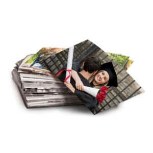 Ampla fotografia de álbum com foto de formatura, destacando celebridade universitária feliz.