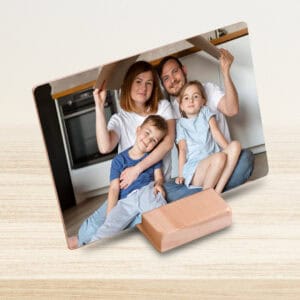 Família feliz fazendo mutirão na cozinha, conceito de união e convivencia familiar.