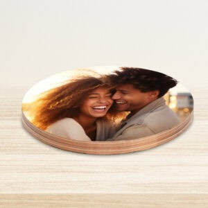 1. Espelho de mesa com foto de casal sorridente ao pôr do sol.