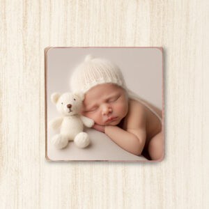 Recém-nascido dormindo com ursinho de tricô, fotos de bebê, sessão de recém-nascido, ensaio fotográfico newborn.