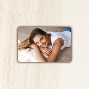 Retrato de mulher sorridente deitada no chão, estilo ensaio fotográfico de look casual.