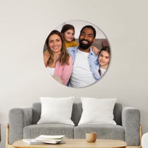 Família feliz em poster personalizado para decoração de parede em ambiente moderno.