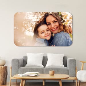 Retrato de mãe e filha sorrindo ao ar livre com flores de primavera.