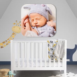 1. Recém-nascido dormir com mamãe, berço branco decorado para quarto infantil.