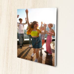 Alegria de jovens dançando ao ar livre em evento social ao pôr do sol.