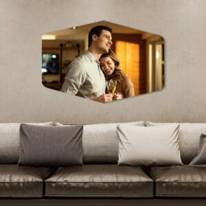 1. Casal feliz celebrando jantar romântico em casa com taça de champagne.
