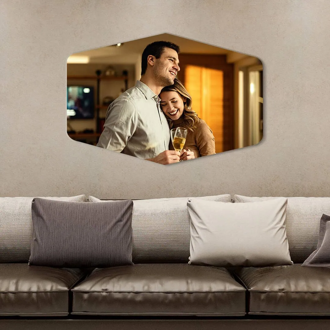 1. Casal feliz celebrando jantar romântico em casa com taça de champagne.