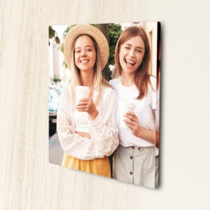 Crianças sorrindo com café na rua, fotos alegres para marketing de lifestyle e amizade.