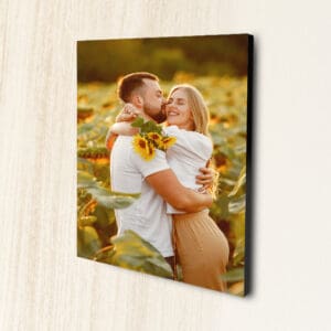 Amor entre casal em campo de girassóis ao pôr do sol.