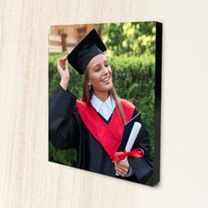 Temperamento de formatura feminina em celebração ao sucesso acadêmico.