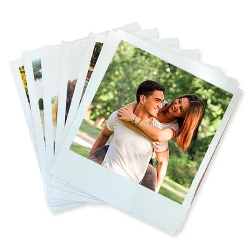 Homem e mulher sorrindo ao ar livre em fotos espontâneas.