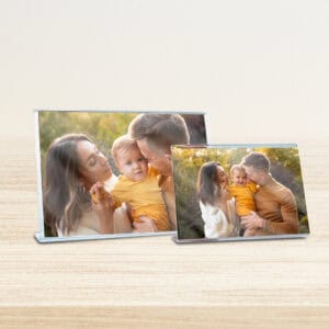 Fotos de família com crianças e adultos em ambiente ao ar livre, impressas em molduras de vidro.