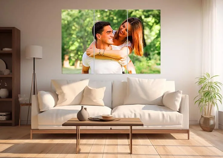 Verso de sofá com quadro de casal se abraçando, decoração moderna e aconchegante em sala de estar.
